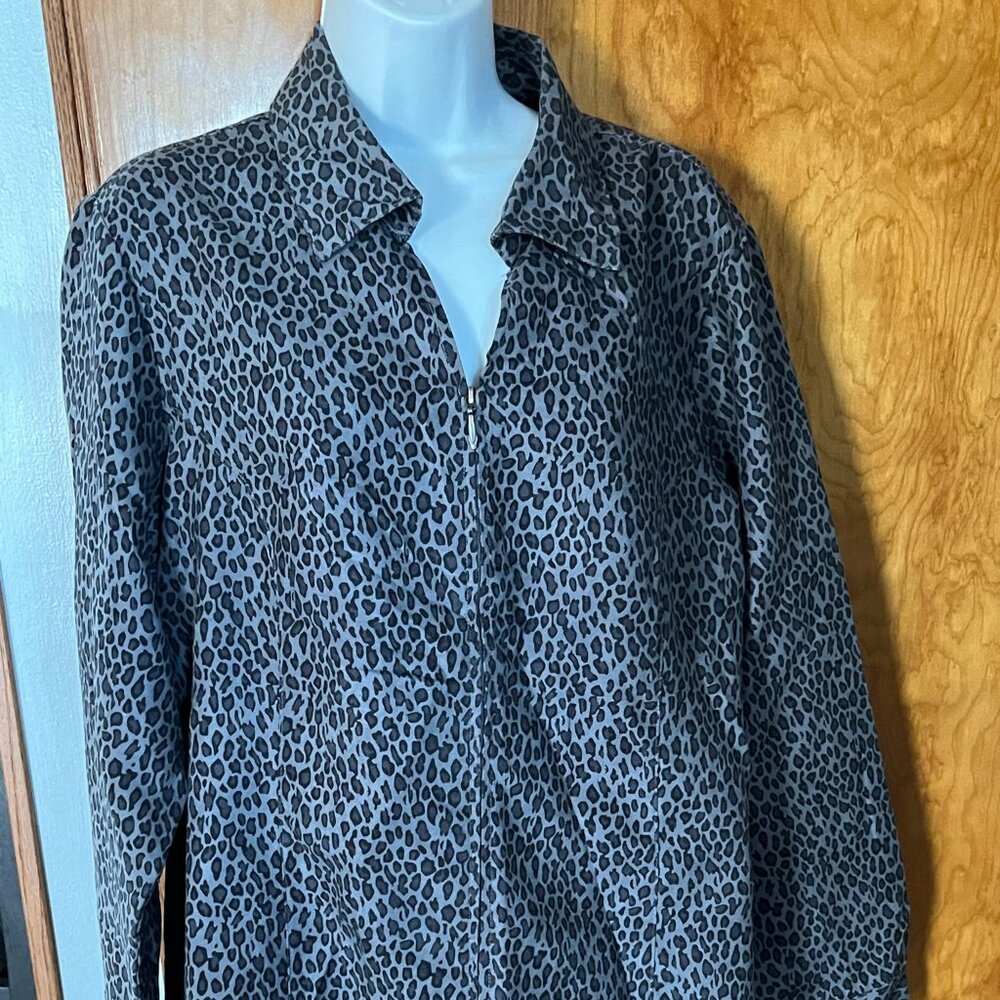 Beautiful Croft and Barrow Gray and black animal print Women's top - XL